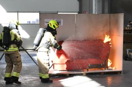 Simulacija gašenja požara v stanovanju - Foto Blaž Račič, GZS.