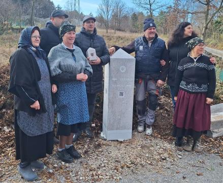 Postavitev kažipota na lokacijo; vir: Občina Sežana.