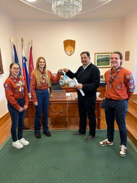 Skavti županu izročili Luč miru; Vir: Občina Sežana